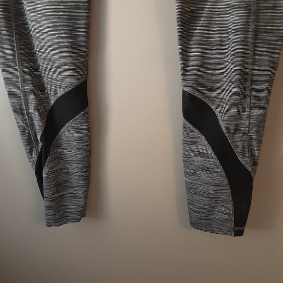 lululemon Leggings Size 6, Cropped, Pockets, Black and Grey, - Picture 4 of 13